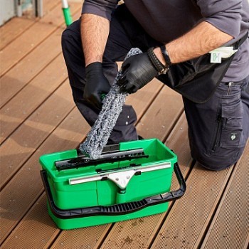 Ведро для мойки окон Unger 12 л с полочками пластик зеленый / QB12B